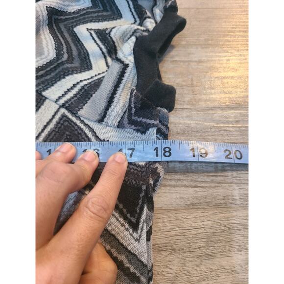 Cato small women's geometric blouse with keyhole button back - Picture 7 of 8